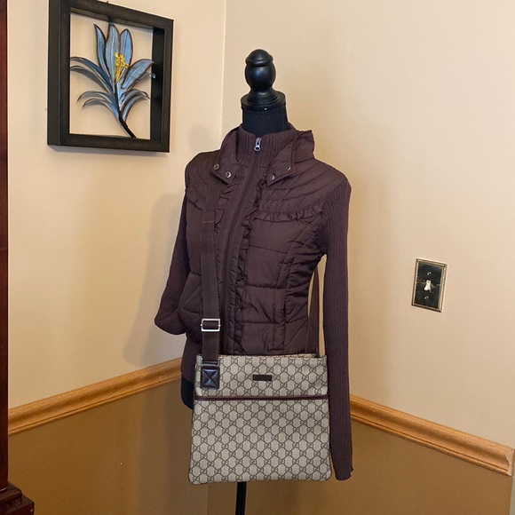 Gucci Handbags - 💯 % authentic Gucci crossbody bag